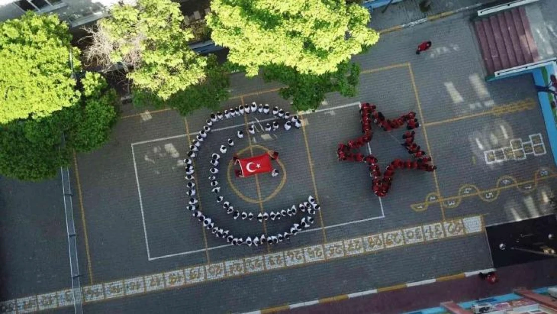 Pendik'te ilkokul öğrencilerinden 19 Mayıs için ay yıldızlı koreografi