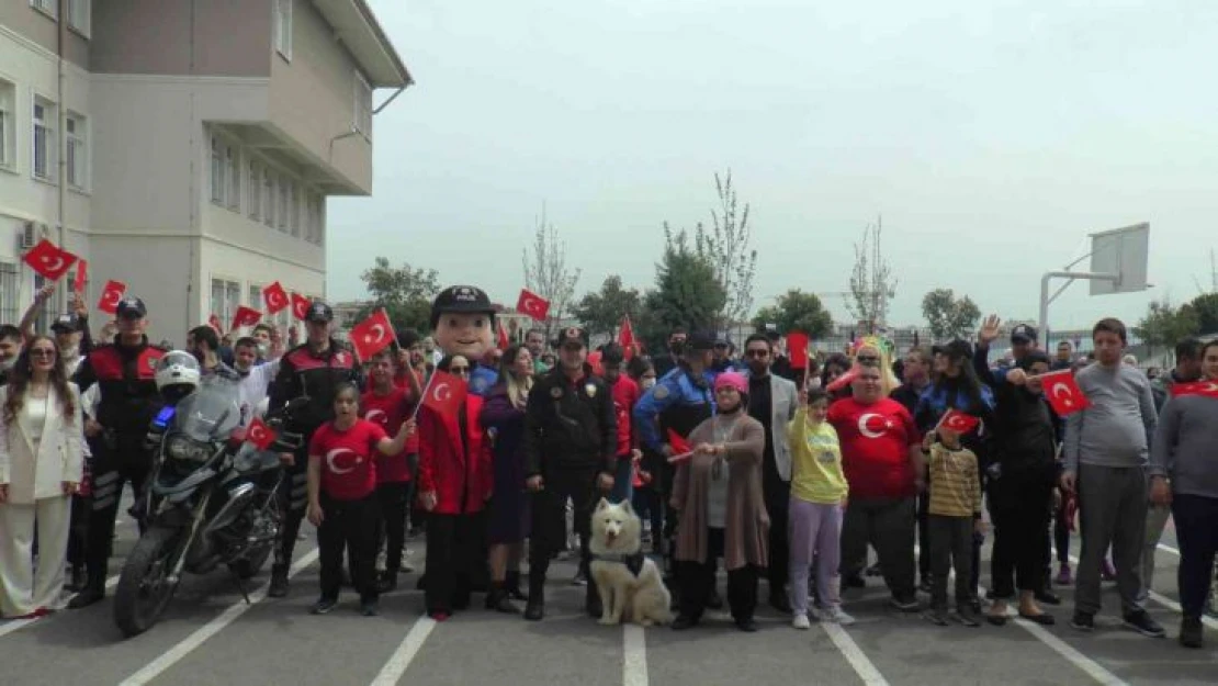 Pendik'te özel öğrenim gören çocukların 23 Nisan coşkusuna polisler ortak oldu