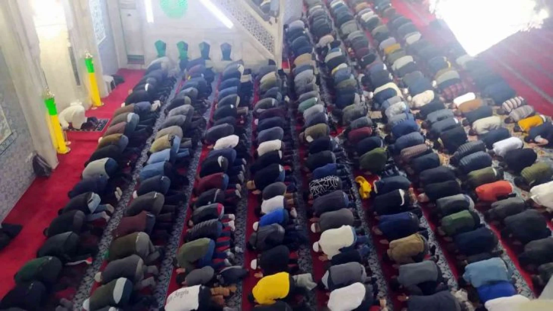 Peygamberler şehri Şanlıurfa'da ilk teravih namazı kılındı