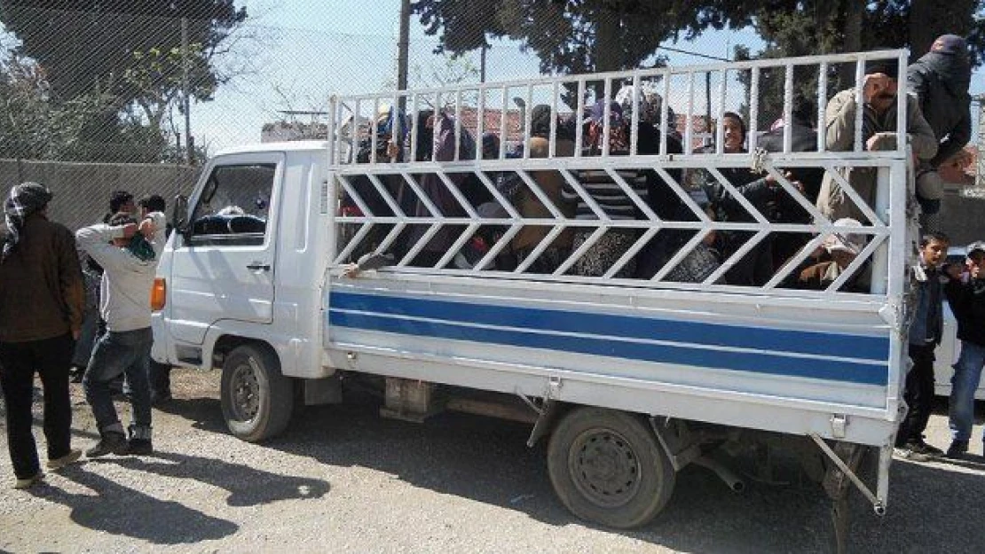Pikap kasasında 50 yolcu taşıyan sürücüye trafikten men