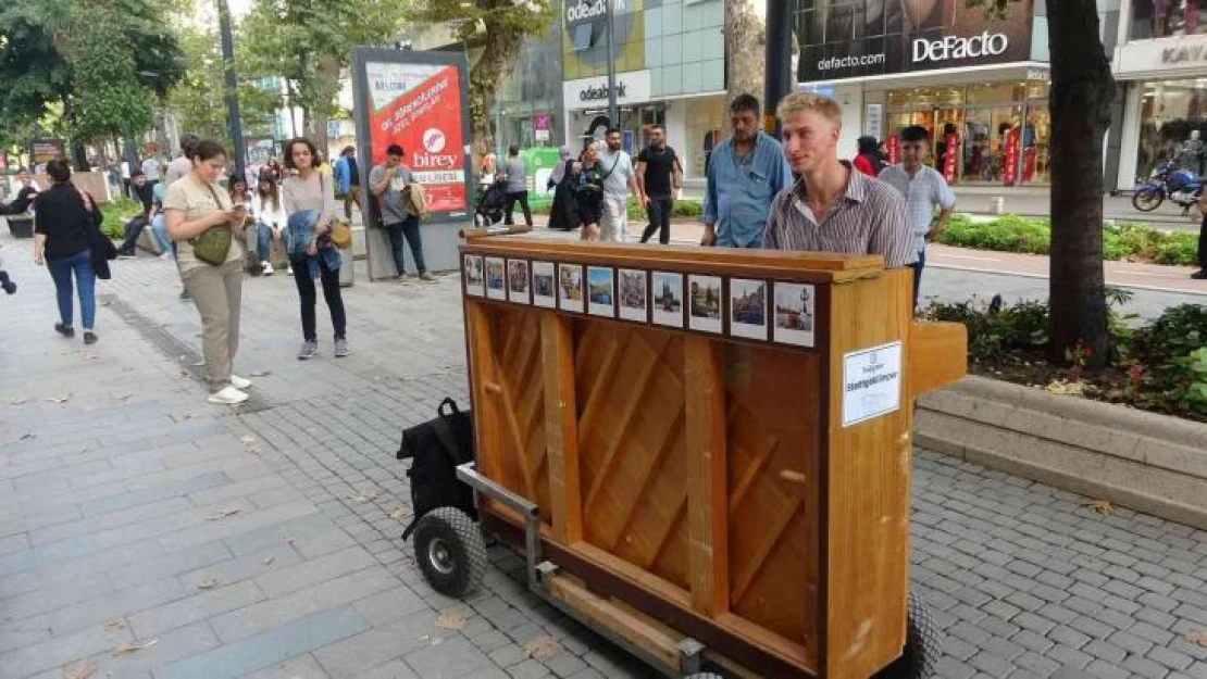 Piyanosuyla dünyayı geziyor