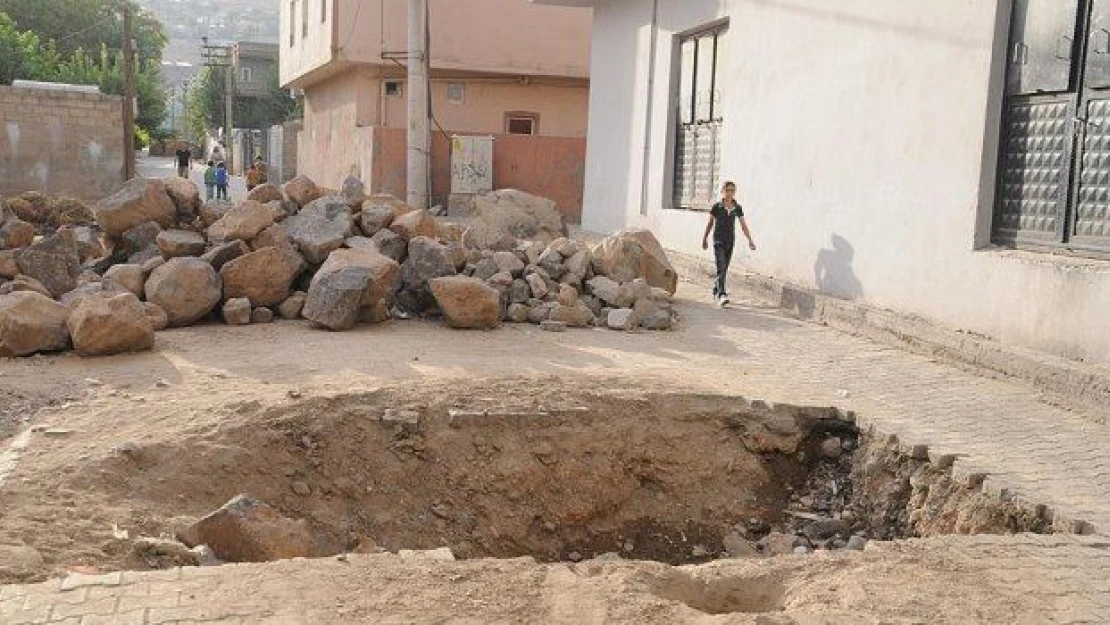 PKK hendek kazarak halkı göçe zorluyor