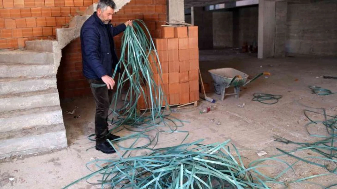 Plastik bağları çöpe atmayıp pazar çantasına dönüştürüyor