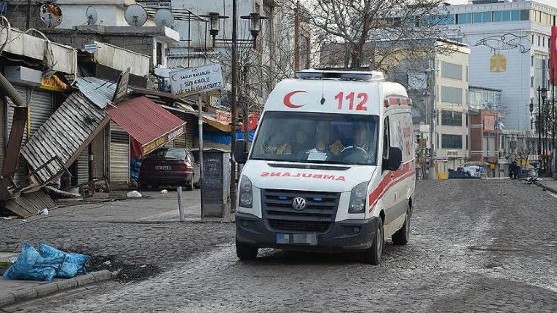 Polise atmak istediği patlayıcı elinde patladı