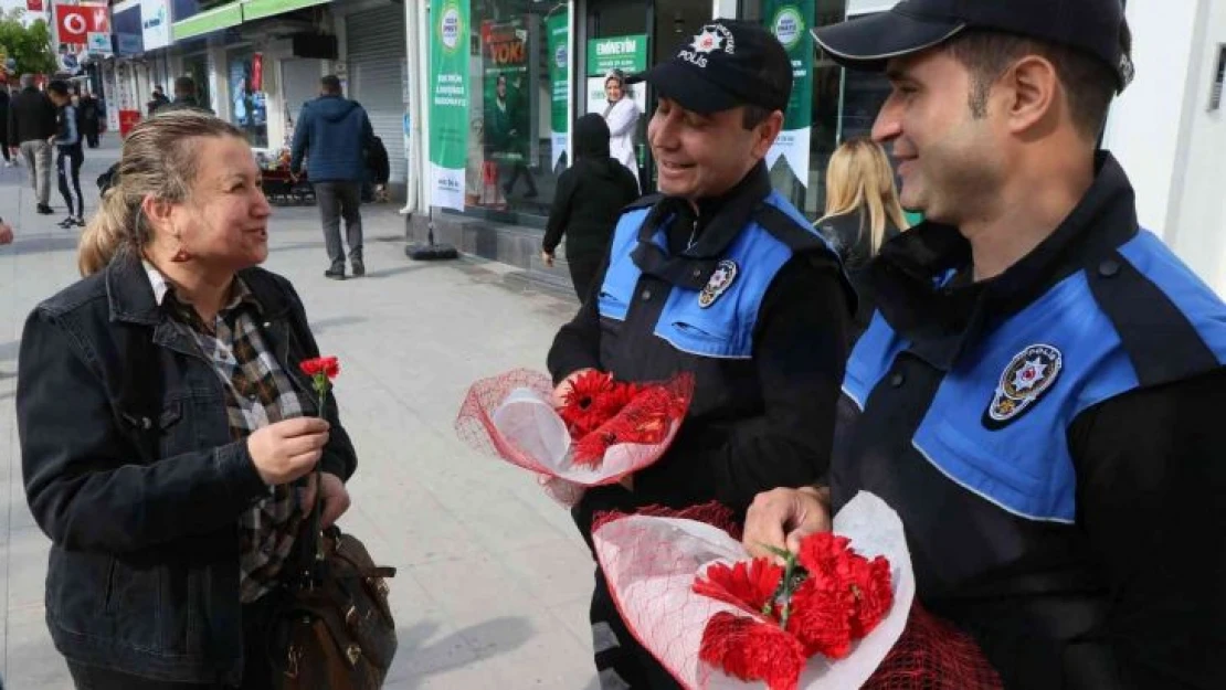 Polisler hem çiçek dağıttı hem de KADES'i hatırlattı