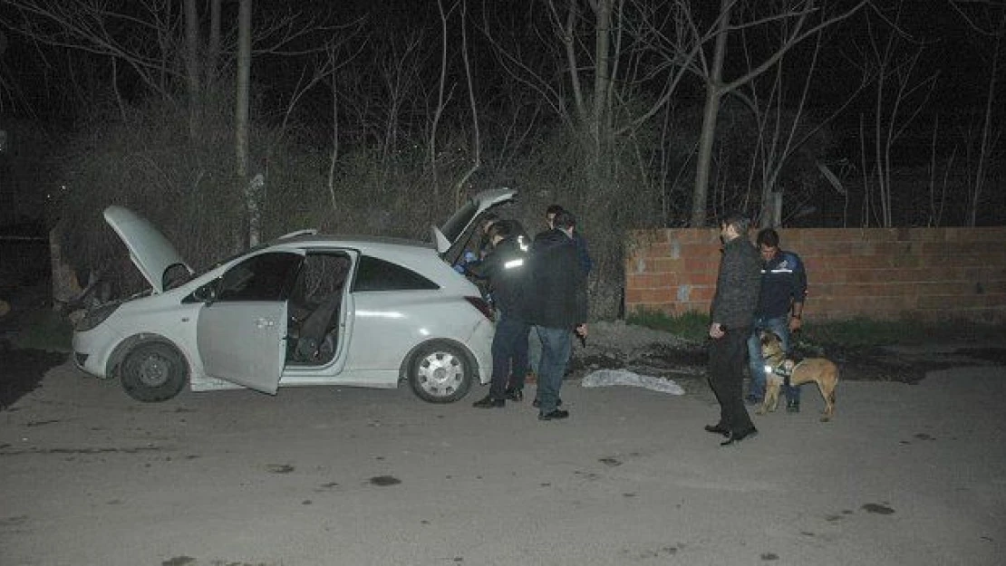 Polisten kaçan otomobilde kalaşnikof ve çelik yelek!