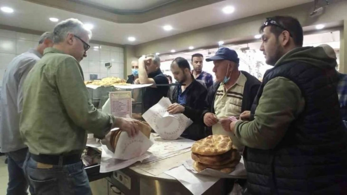 Ramazan'ın ilk gününde sıcak pide kuyruğu geleneği bozulmadı