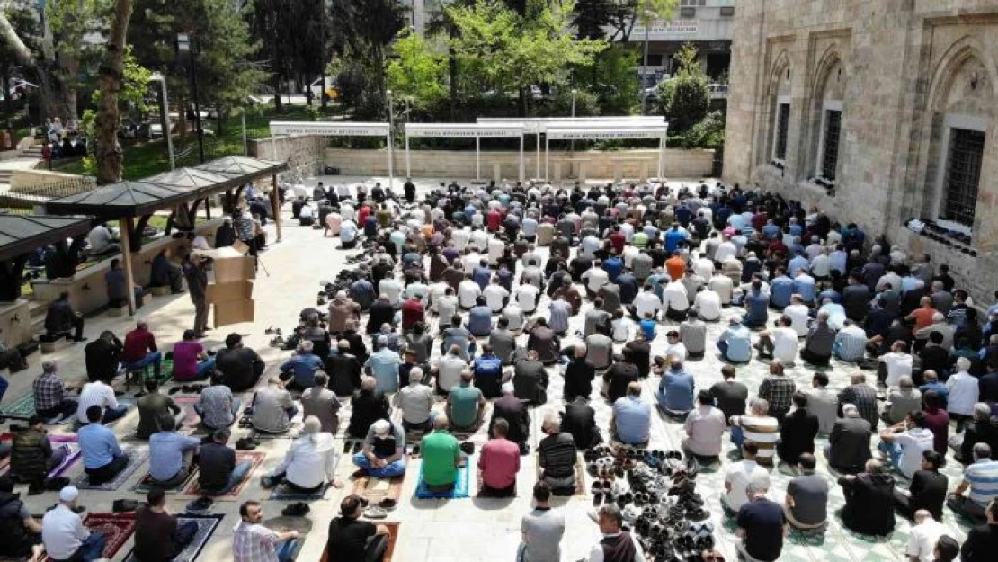 Ramazanın son cuma namazında camiler doldu taştı