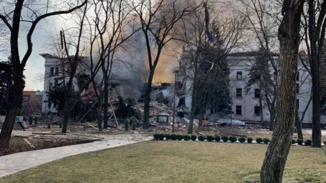 Rusya, Mariupol'de sığınak olarak kullanılan tiyatroyu vurdu