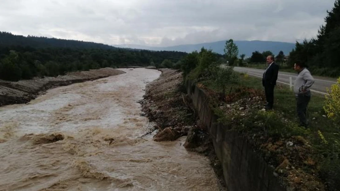 Sağanak yağış dere yatakları ve karayollarına zarar verdi