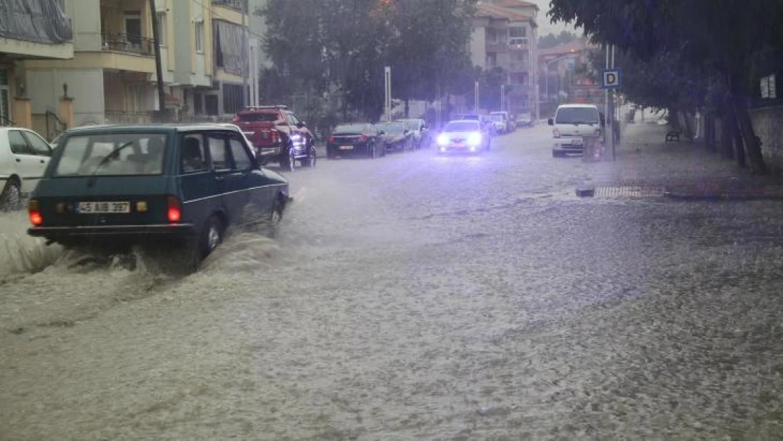 Sağanak yağış Kula'da hayatı olumsuz etkiledi