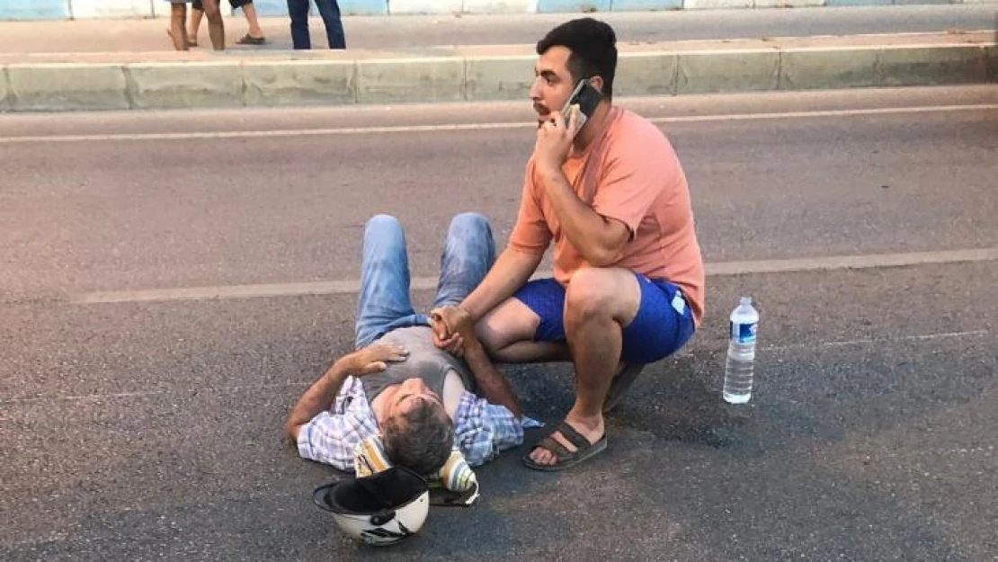 Sağlıkçıdan izinde vefa örneği, yaralıya müdahale etti, tişörtünü üzerine örttü