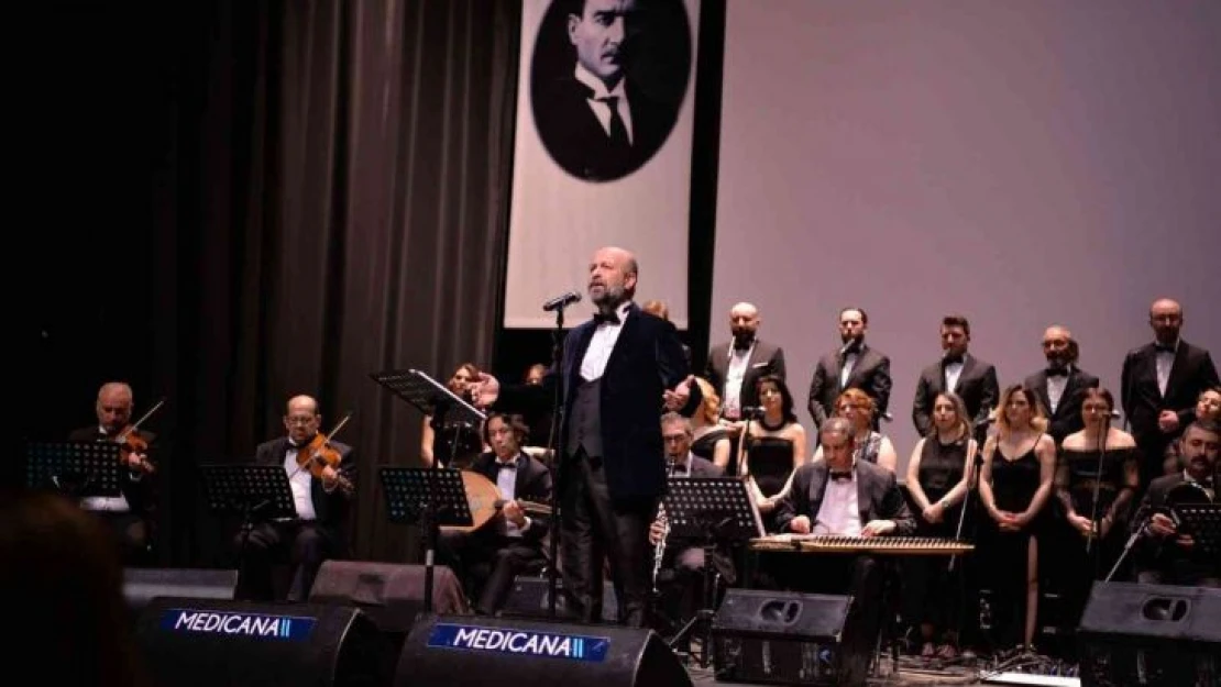 Sağlıkçılar ayakta alkışlandı