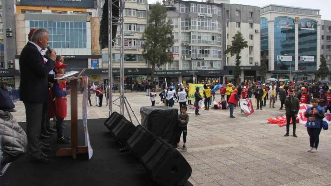 Samsun'da 1 Mayıs coşkusunu yağmur dindirdi