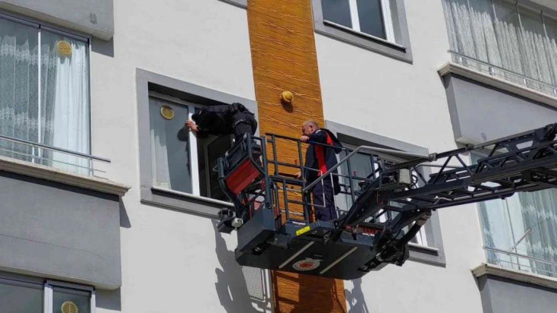 Samsun'da balkondan eve giren polis çocukları babasına teslim etti