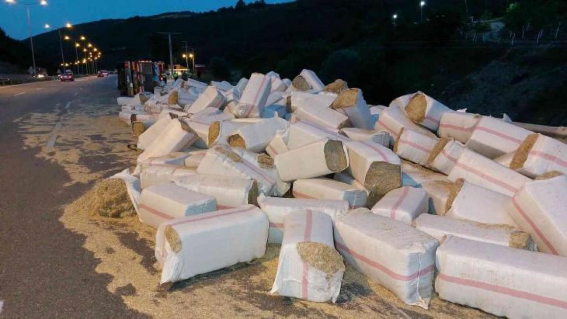 Samsun'da saman yüklü tır devrildi: 1 yaralı