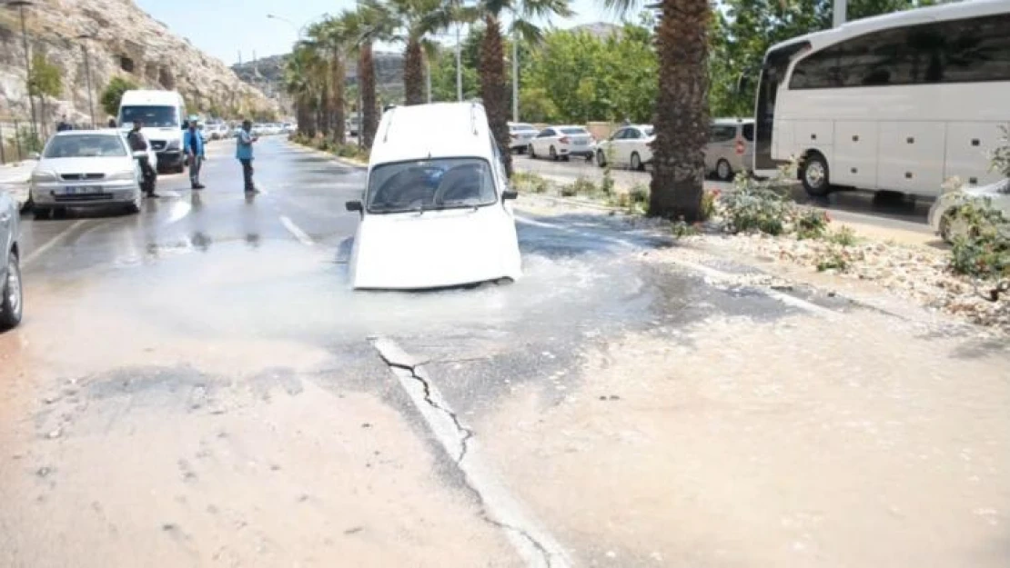 Şanlıurfa'da yol çöktü, otomobil çukura saplandı