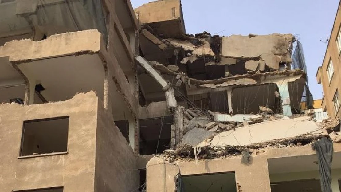 Şanlıurfa'da yıkım halindeki apartmanda çökme