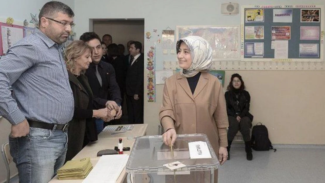 Sare Davutoğlu ve oğlu oyunu kullandı