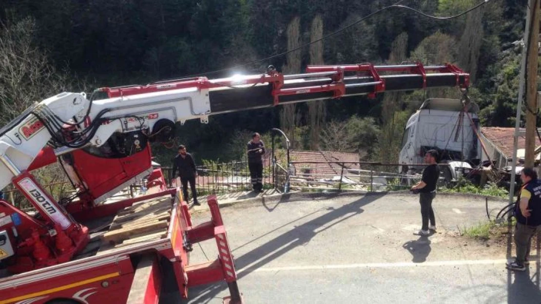 Sarıyer'de gecekondunun üzerine uçan tır kaldırıldı