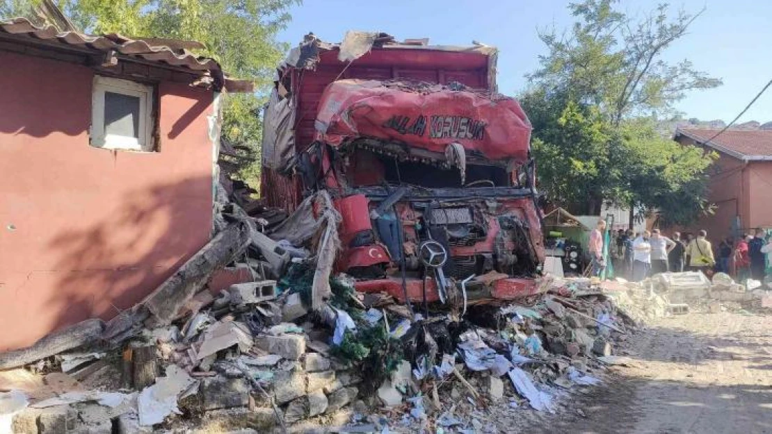 Sarıyer'de gecekondunun üzerine uçan kamyonun enkazı kaldırıldı