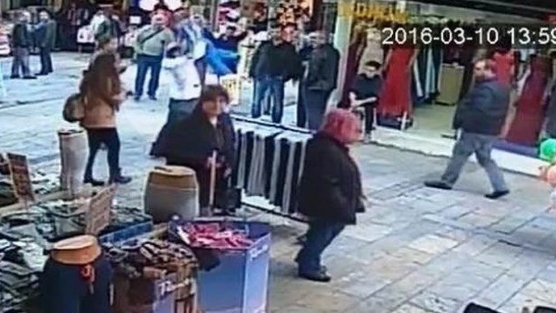 Seyyar satıcı, küçük çocuğu böyle yere fırlattı!