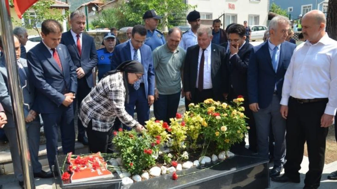 Şehit Aybüke öğretmen mezarı başında anıldı