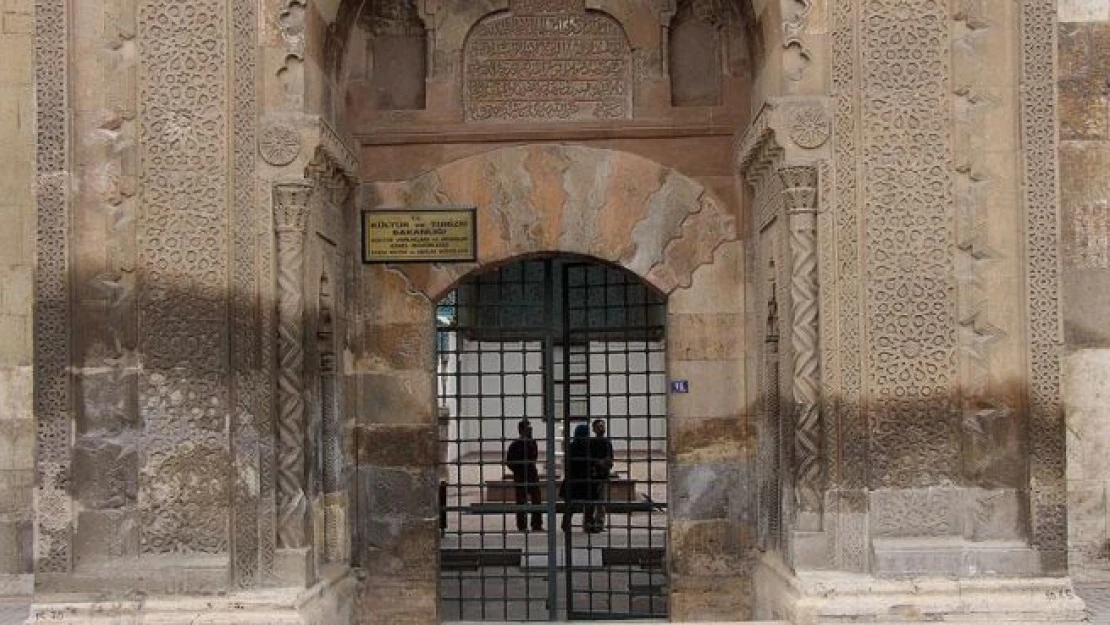 Selçuklu eserlerine 'taş kanseri' tehdidi