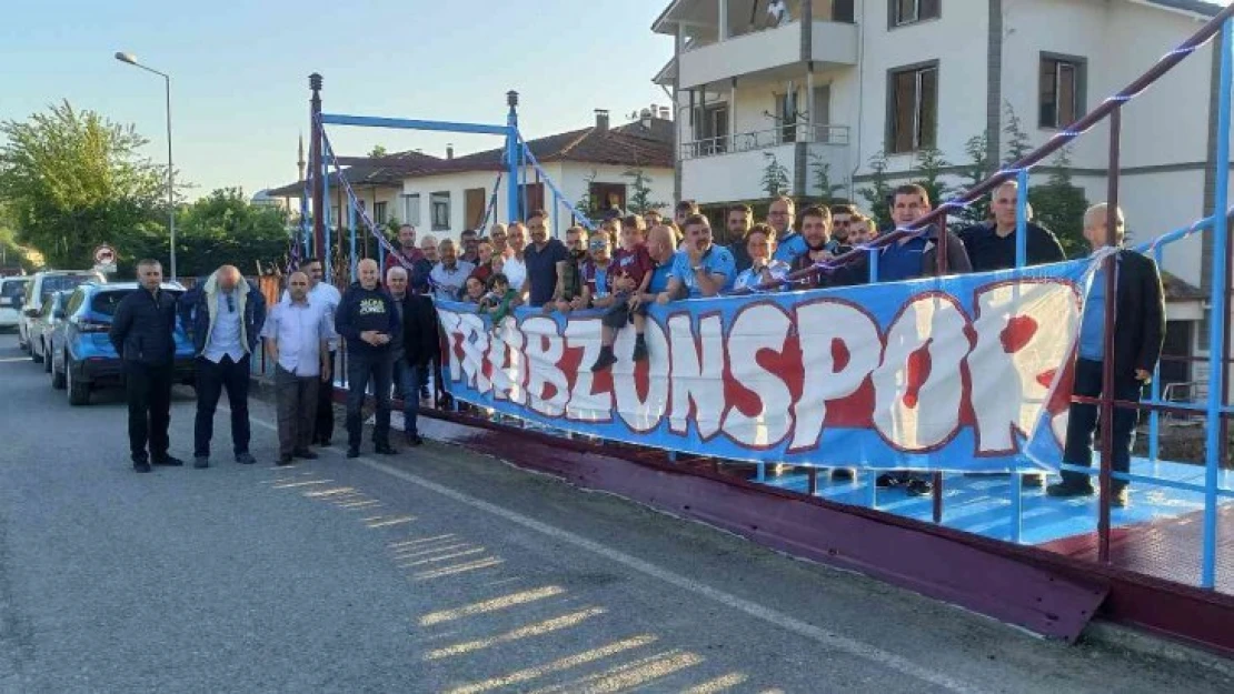 Sembolik köprü bu yıl bordo-maviye boyandı