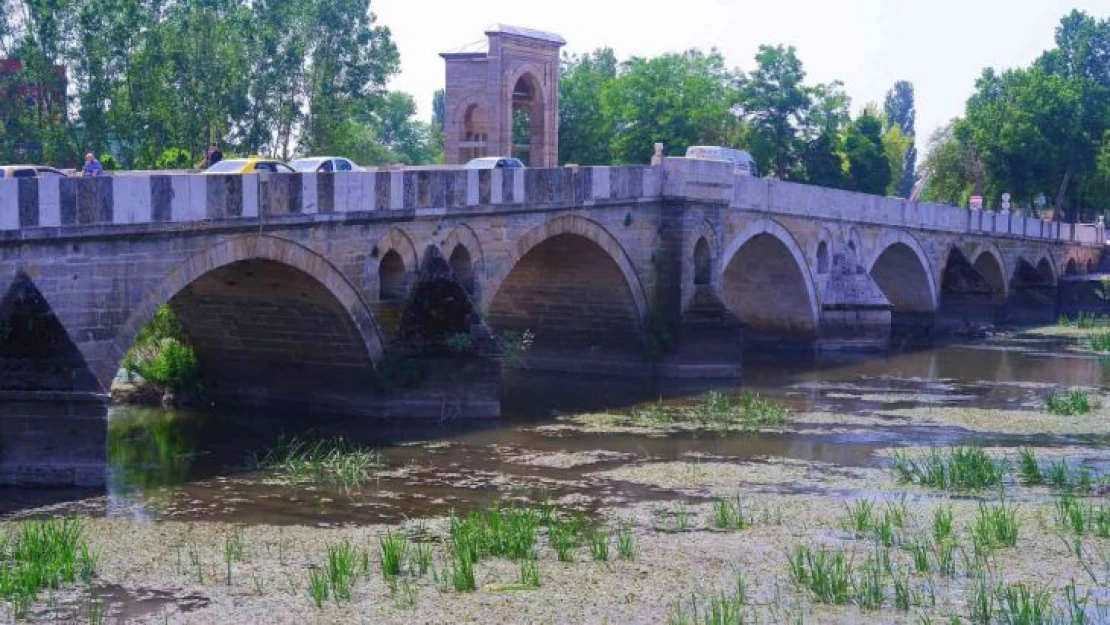 Sıcaklığın vurduğu Edirne'deki nehir dibi gördü