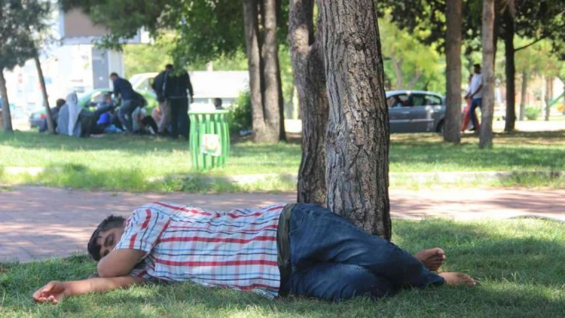 Sıcaktan bunalan çocuklar süs havuzlarında serinledi