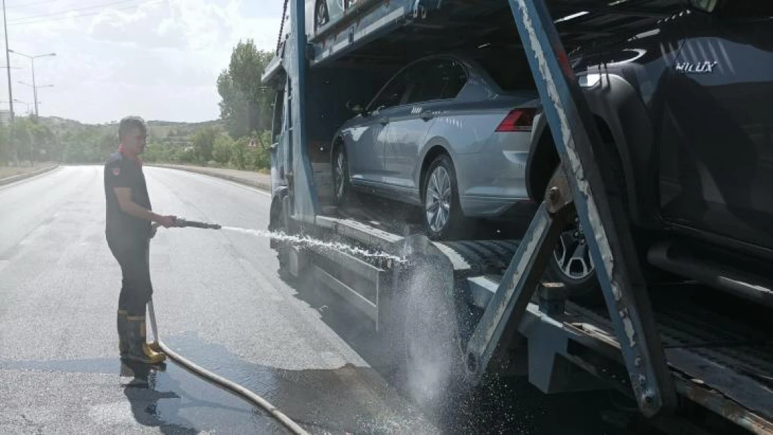 Sıfır araç taşıyan tırın lastikleri alev aldı