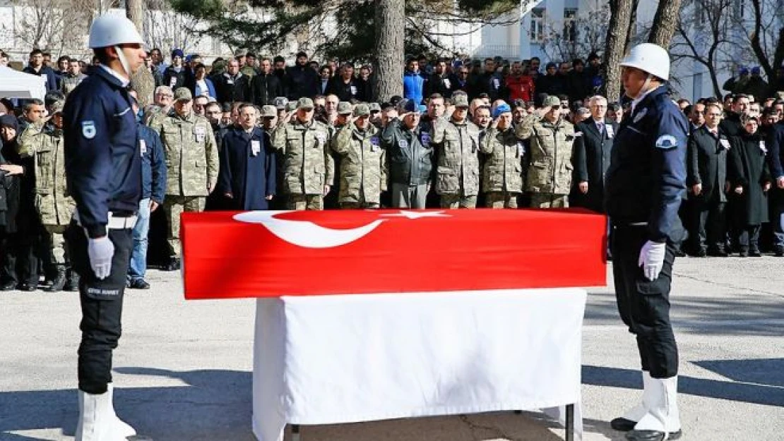 Silah arkadaşını kurtarmak isterken şehit düştü