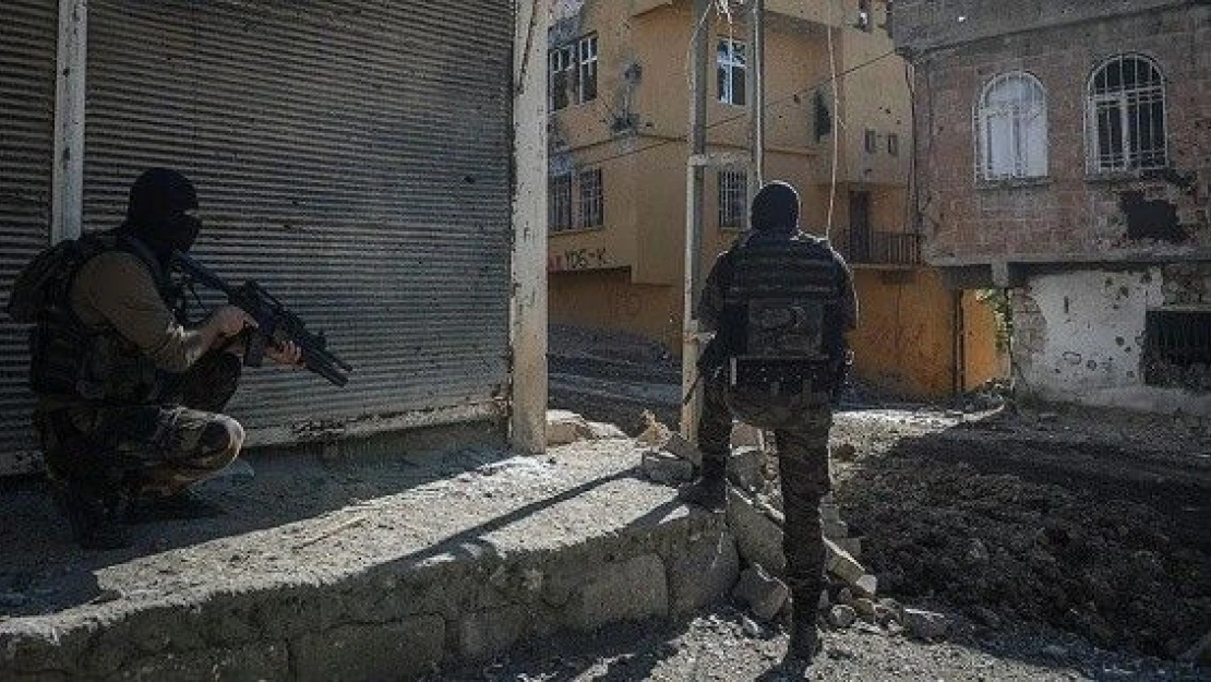 Silvan'da yaralanan komiser yardımcısı şehit oldu