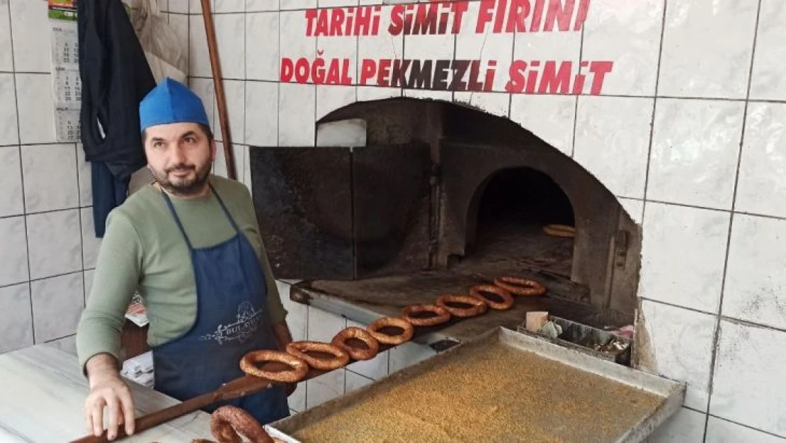 Simit ustaları, 110 yıllık tarihi simit fırınında sıcağa rağmen orucunu aksatmıyor