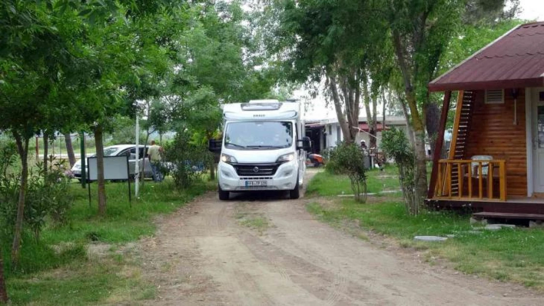 Sinop'ta sezonun ilk karavan kafilesi, çiçek ve lokumla karşılandı