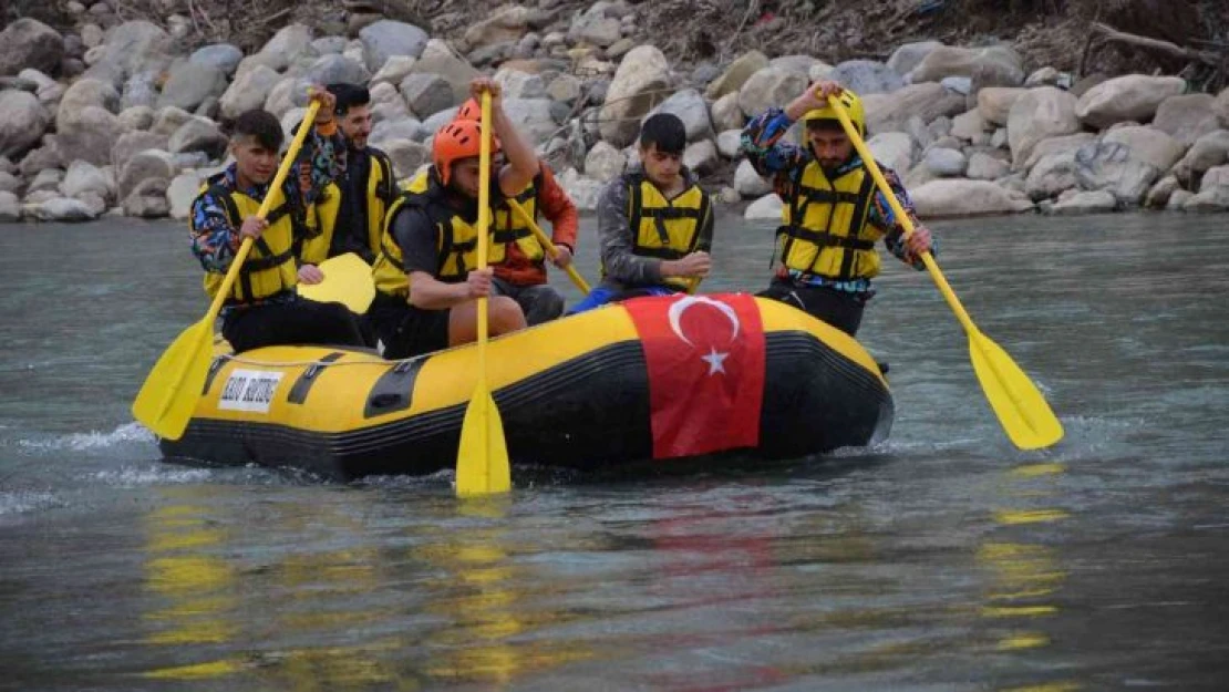 Şırnak'ta şehitler anısına rafting yapıp Türk bayrağı ve pankart açtılar