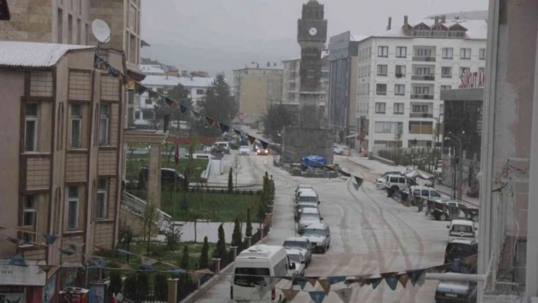 Sivas'ta dolu yağışı etkili oldu, kent beyaza büründü