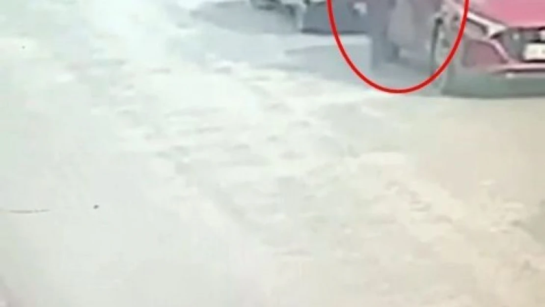 Sokaktaki otomobilleri çizen afacan çocuk, güvenlik kamerasına yakalandı