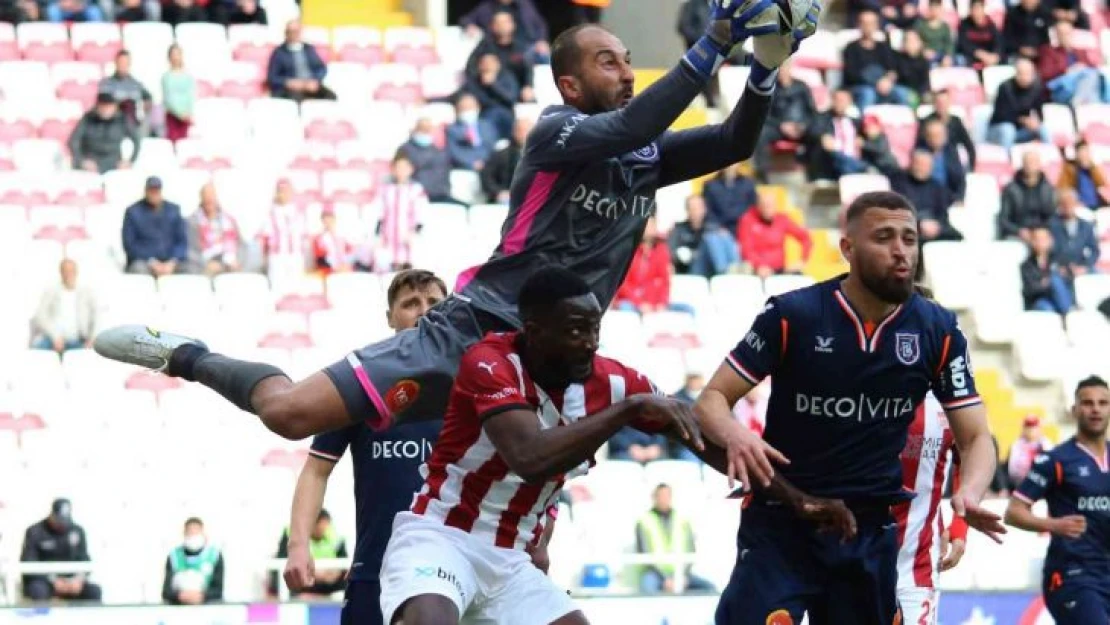 Spor Toto Süper Lig: Sivasspor:  0 - Medipol Başakşehir: 1 (İlk yarı)