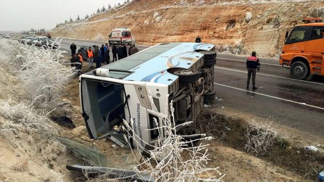 Sporcuları taşıyan midibüs devrildi: 1 ölü, 16 yaralı