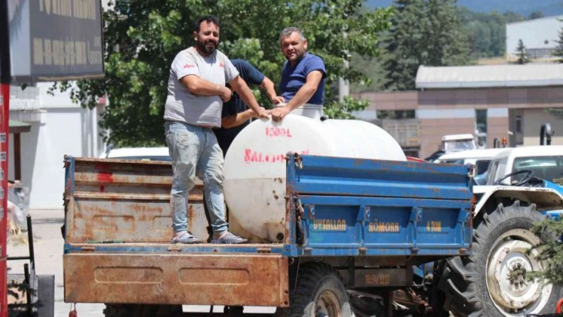 Su tankında sıkışınca ortaya komedi filmi gibi görüntüler çıktı