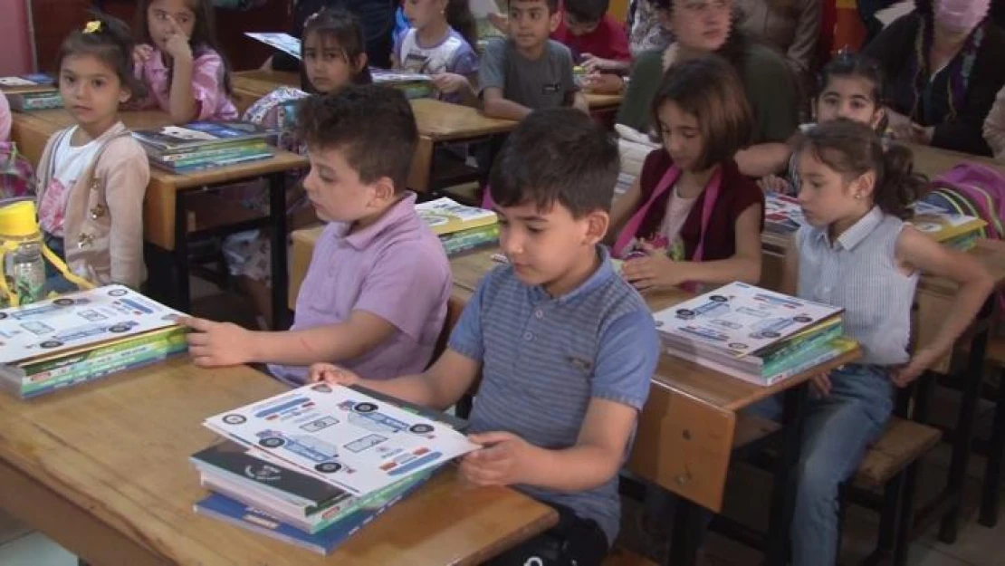 Sultangazi'de Toplum Destekli Polisler, çocukların okul heyecanına ortak oldu