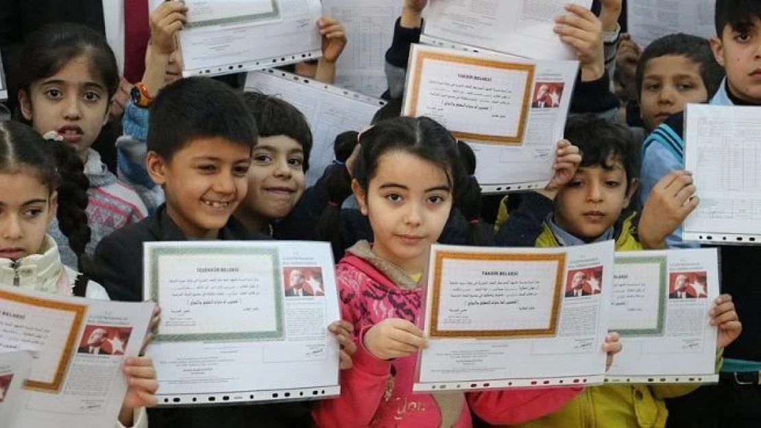 Suriyeli öğrencilerin karne sevinci