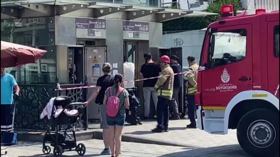 Taksim'de turistler metro asansöründe mahsur kaldı