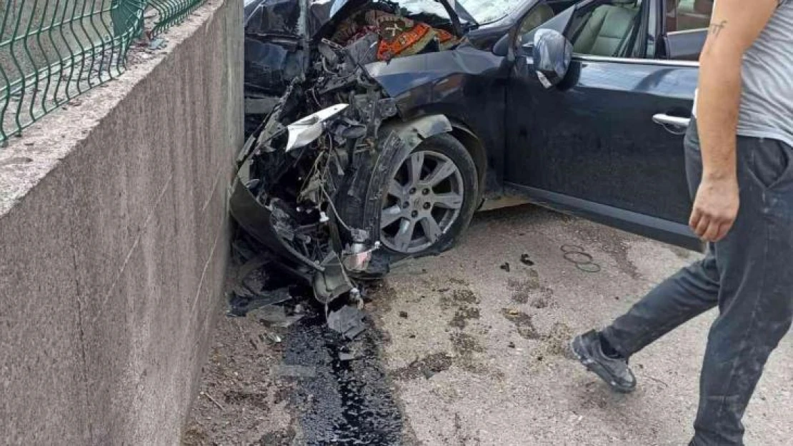 Tansiyonu düşen sürücü bahçe duvarına çarpıp otomobilde sıkıştı