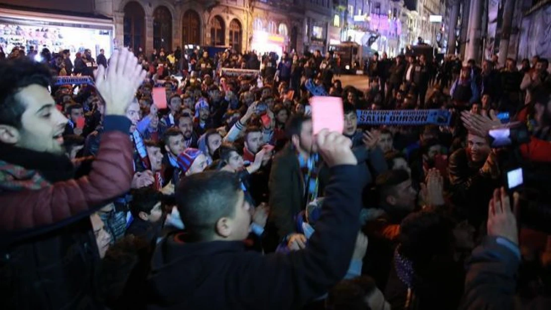 Taraftarlardan 'kırmızı kartlı' protesto