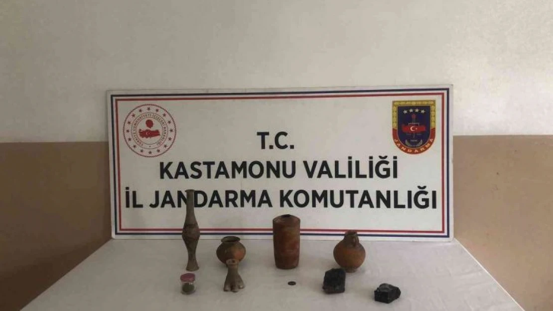 Tarihi eserleri satmak isterken müşteri kılığına giren jandarma ekiplerine yakalandı