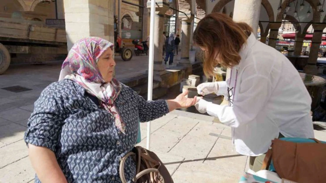 Tarihi meydanda 'halk sağlığı sokağı' kuruldu, vatandaşlar ücretsiz test yaptırdı