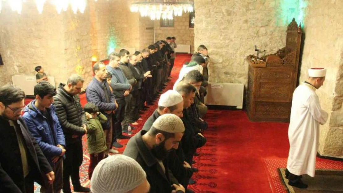 Tarihi Siirt Ulu Camii'nde iki yıl aradan sonra ilk teravih kılındı